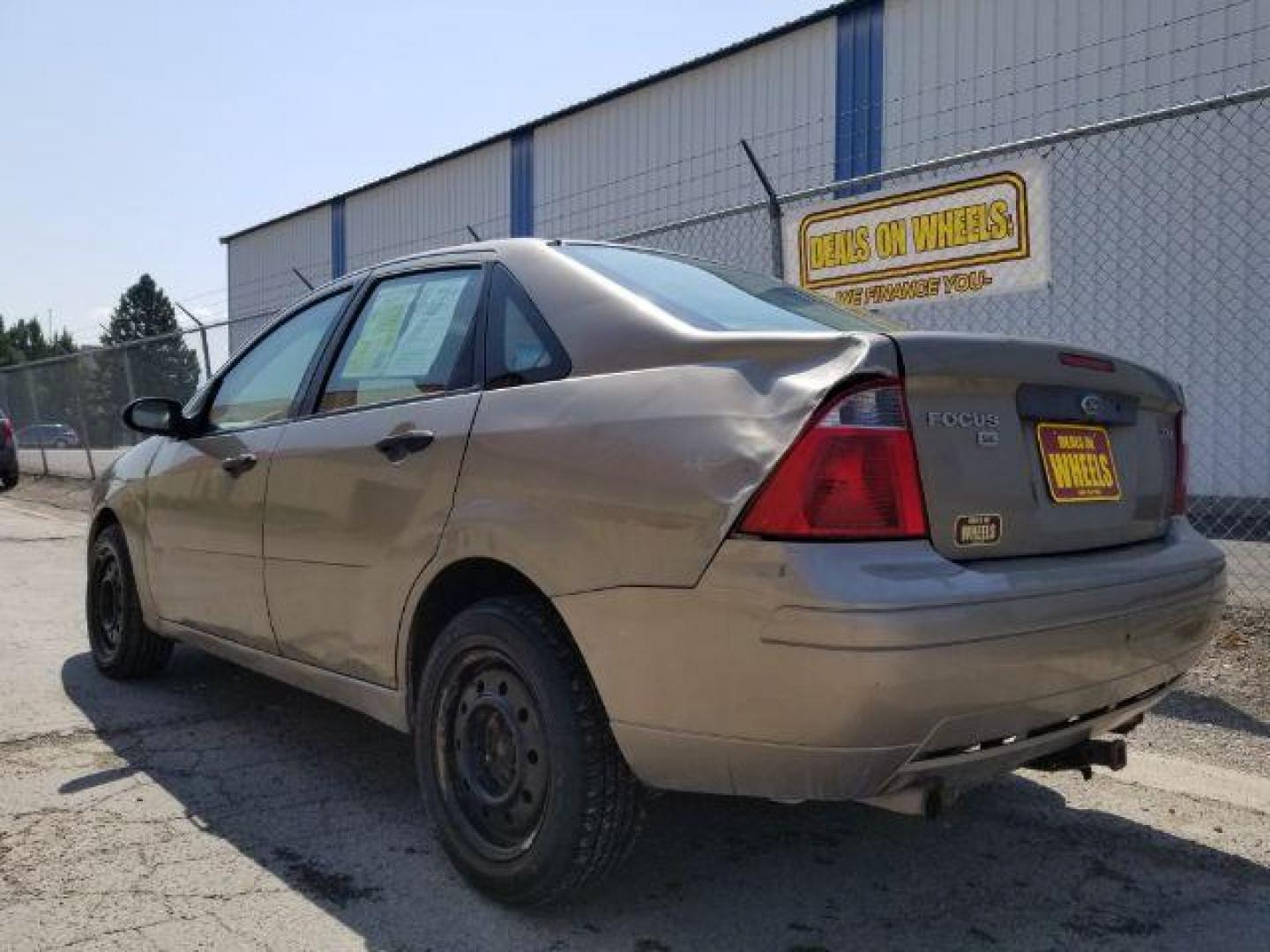 2005 Arizona Beige Metall Ford Focus ZX4 SE (1FAFP34N75W) with an 2.0L L4 DOHC 16V engine, located at 601 E. Idaho St., Kalispell, MT, 59901, 0.000000, 0.000000 - Photo#3