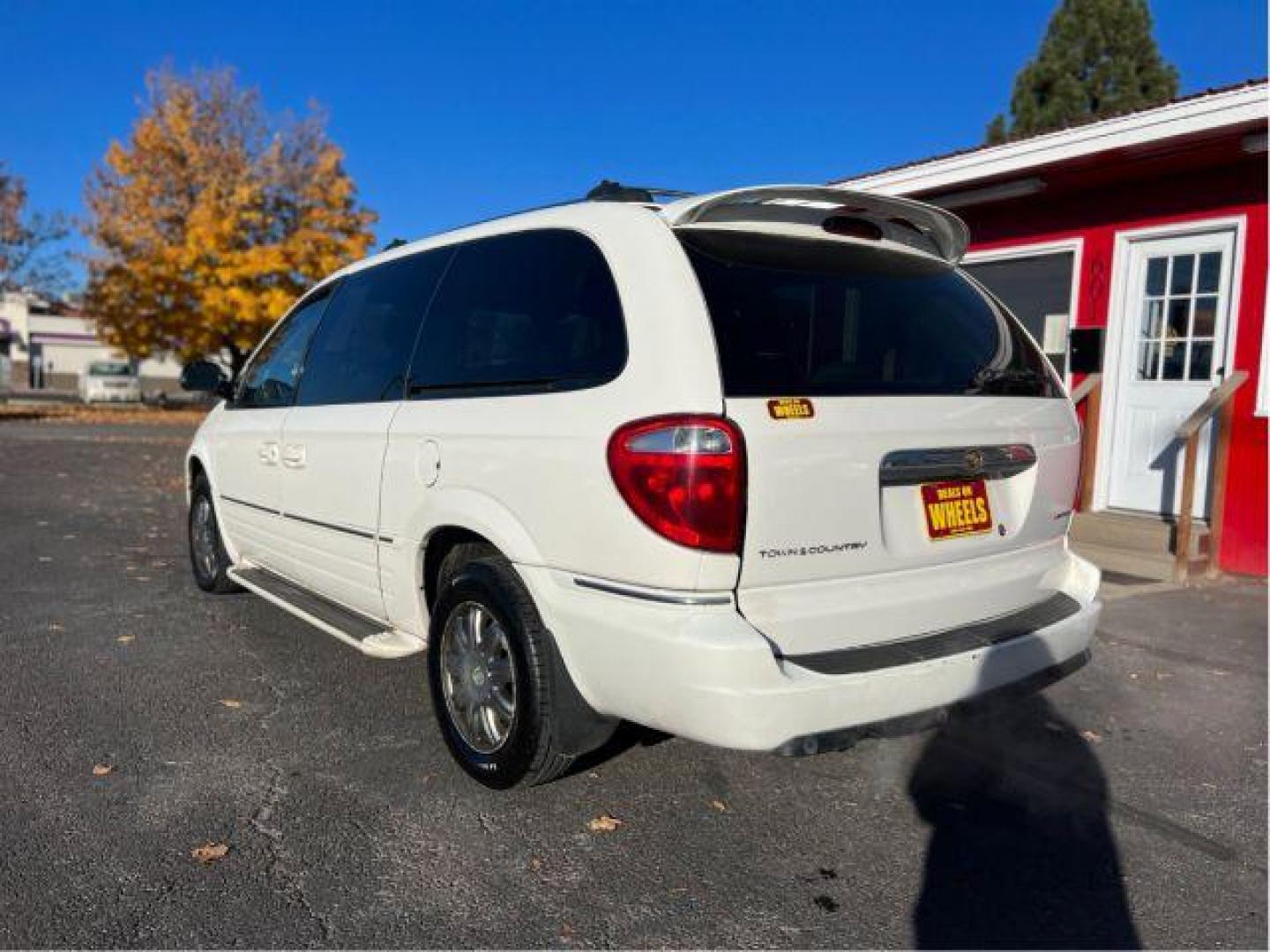 2006 Chrysler Town and Country Limited (2A4GP64L66R) with an 3.8L V6 OHV 12V engine, 4-Speed Automatic transmission, located at 601 E. Idaho St., Kalispell, MT, 59901, 0.000000, 0.000000 - Photo#2