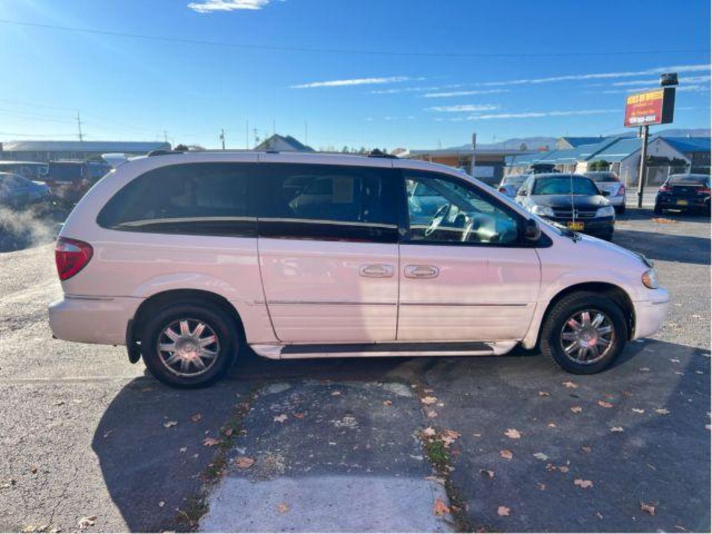 2006 Chrysler Town and Country Limited (2A4GP64L66R) with an 3.8L V6 OHV 12V engine, 4-Speed Automatic transmission, located at 601 E. Idaho St., Kalispell, MT, 59901, 0.000000, 0.000000 - Photo#4