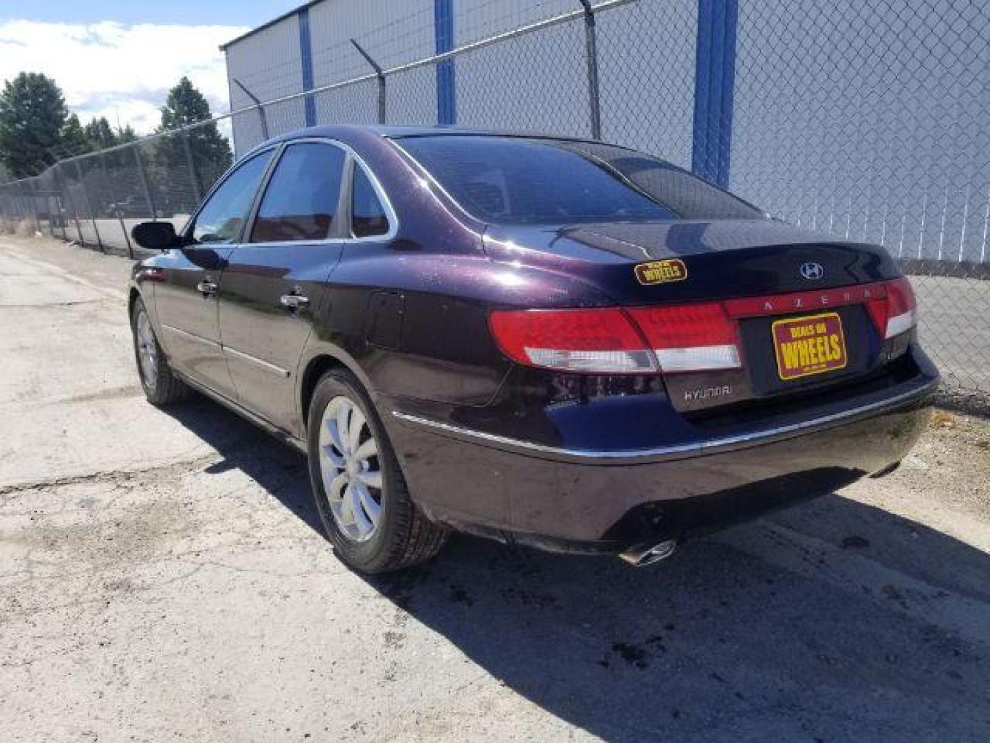 2006 Hyundai Azera Limited (KMHFC46F06A) with an 3.8L V6 DOHC 24V engine, 5-Speed Automatic transmission, located at 4801 10th Ave S,, Great Falls, MT, 59405, 0.000000, 0.000000 - Photo#3