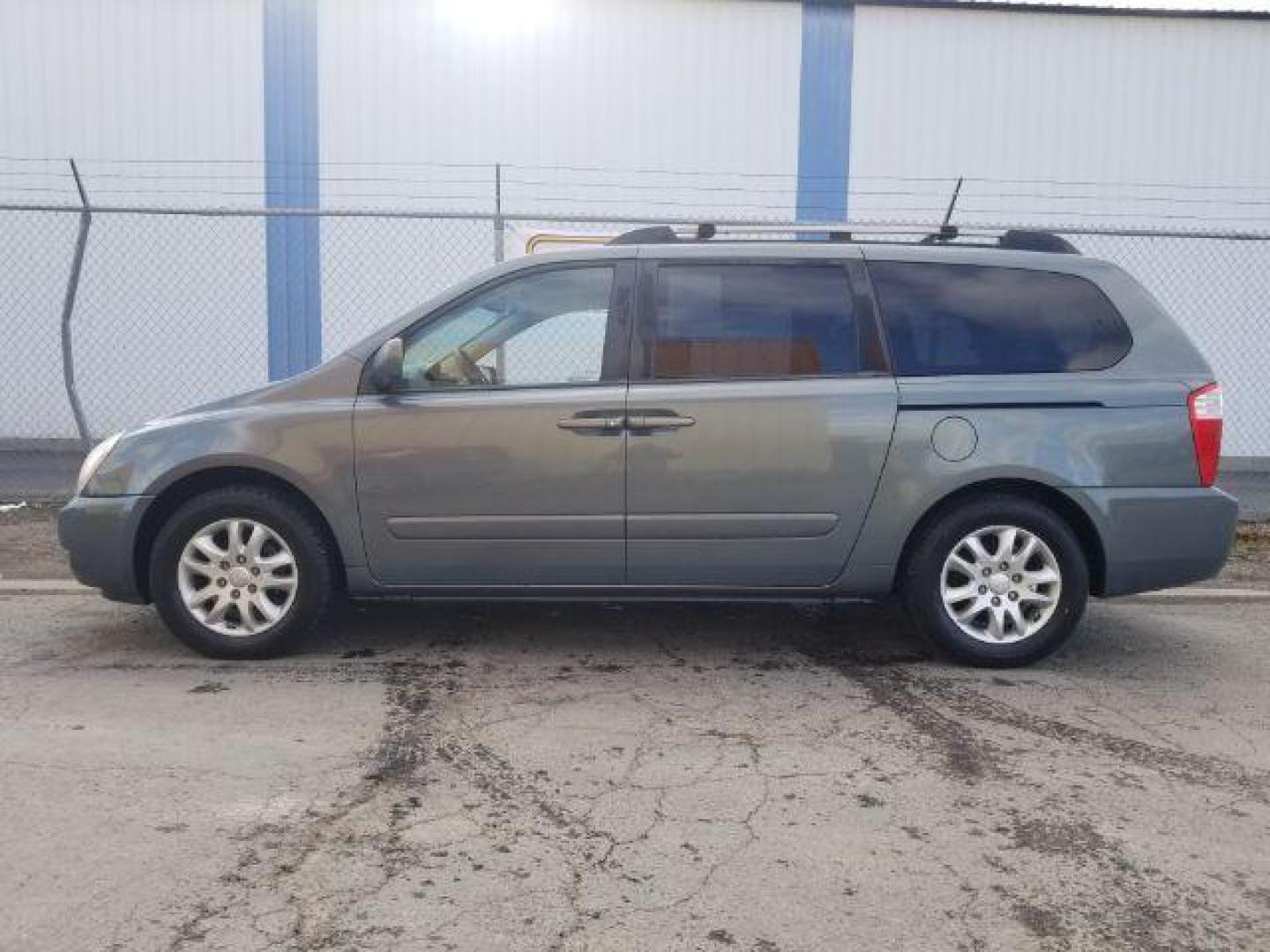 2006 Kia Sedona EX (KNDMB233866) with an 3.5L V6 DOHC 24V engine, 5-Speed Automatic transmission, located at 4047 Montana Ave., Billings, MT, 59101, 45.770847, -108.529800 - Photo#6