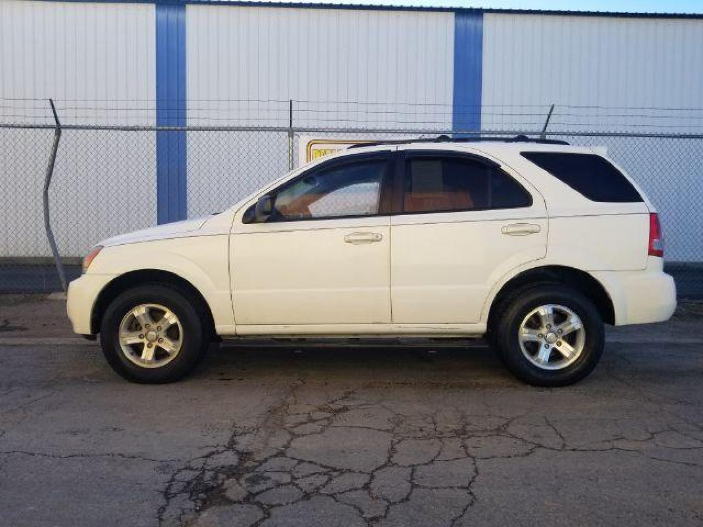 2006 Kia Sorento LX 4WD (KNDJC733865) with an 3.5L V6 DOHC 16V engine, located at 601 E. Idaho St., Kalispell, MT, 59901, 0.000000, 0.000000 - Photo#5