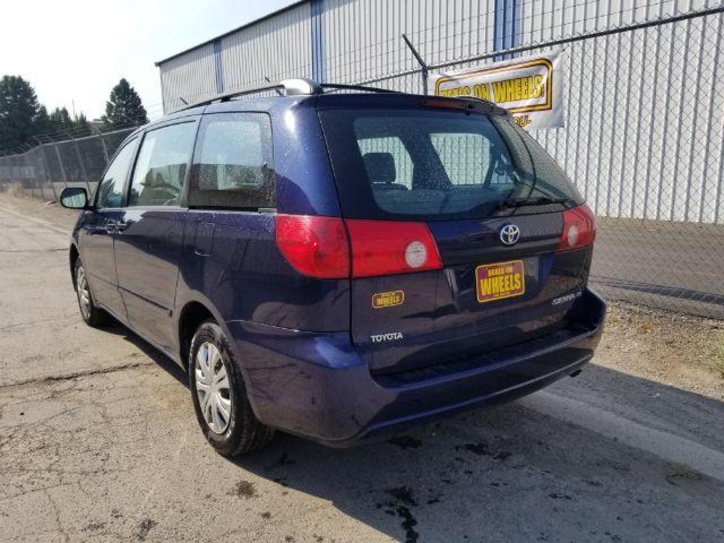 2006 Toyota Sienna LE 8-Passenger (5TDZA23C96S) with an 3.3L V6 DOHC 24V engine, 5-Speed Automatic transmission, located at 1821 N Montana Ave., Helena, MT, 59601, 0.000000, 0.000000 - Photo#3