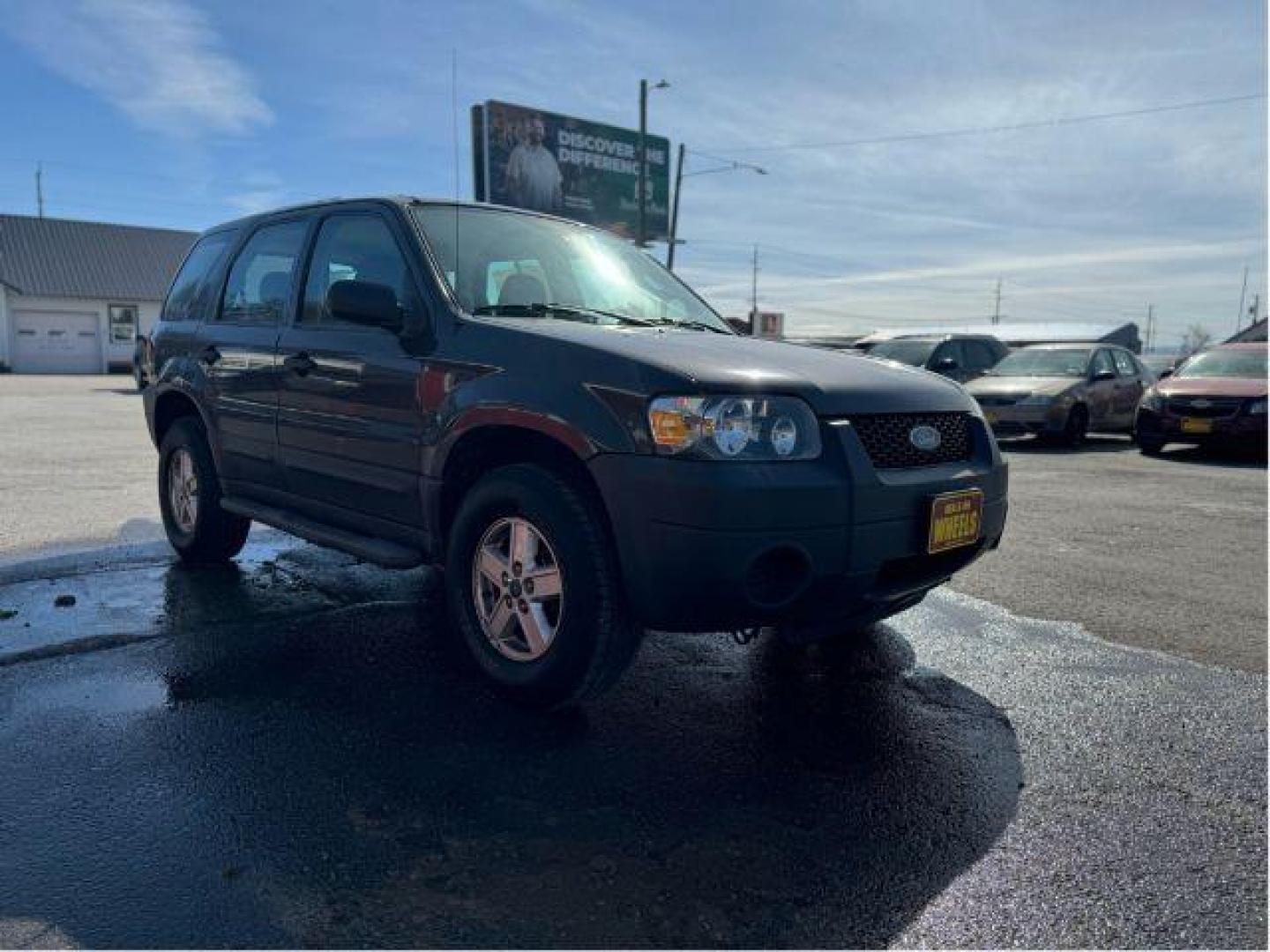 2007 Tungsten Grey Metallic Ford Escape XLS 4WD (1FMCU92Z87K) with an 2.3L L4 DOHC 16V engine, 4-Speed Automatic transmission, located at 601 E. Idaho St., Kalispell, MT, 59901, 0.000000, 0.000000 - Photo#4