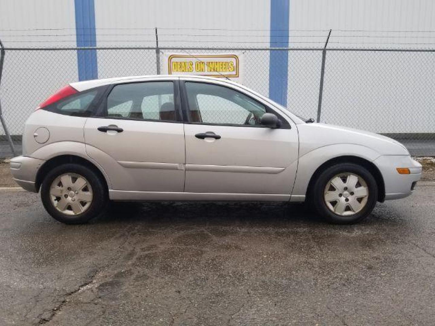 2007 Ford Focus ZX5 S (1FAHP37N07W) with an 2.0L L4 DOHC 16V engine, located at 1800 West Broadway, Missoula, 59808, (406) 543-1986, 46.881348, -114.023628 - Photo#3