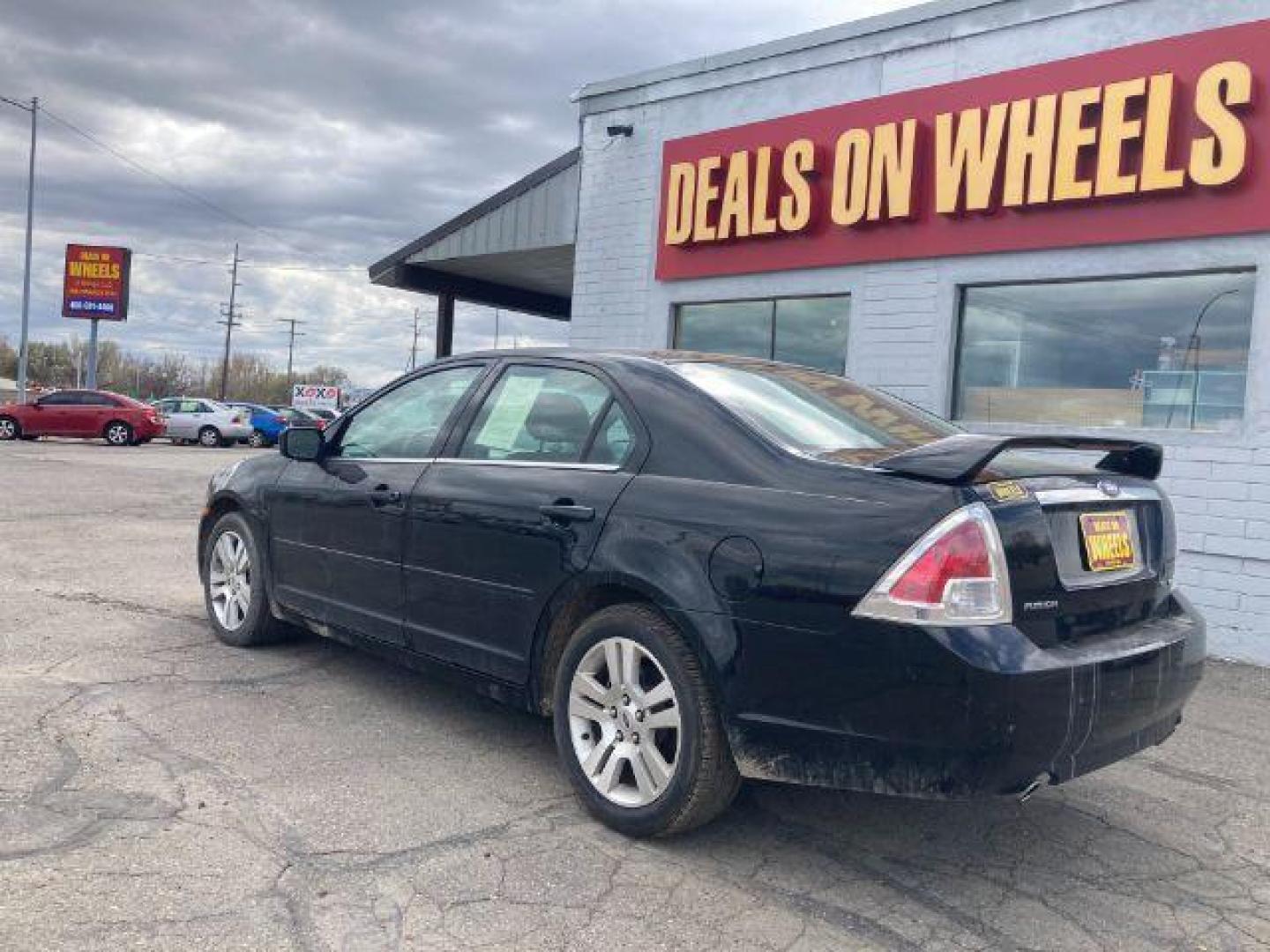 2007 Ford Fusion V6 SEL (3FAHP08117R) with an 3.0L V6 DOHC 24V engine, located at 4047 Montana Ave., Billings, MT, 59101, 45.770847, -108.529800 - Photo#4