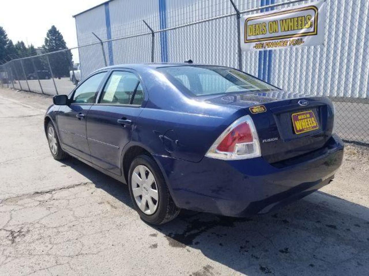 2007 Ford Fusion S (3FAHP06Z97R) with an 2.3L L4 DOHC 16V engine, located at 601 E. Idaho St., Kalispell, MT, 59901, 0.000000, 0.000000 - Photo#3