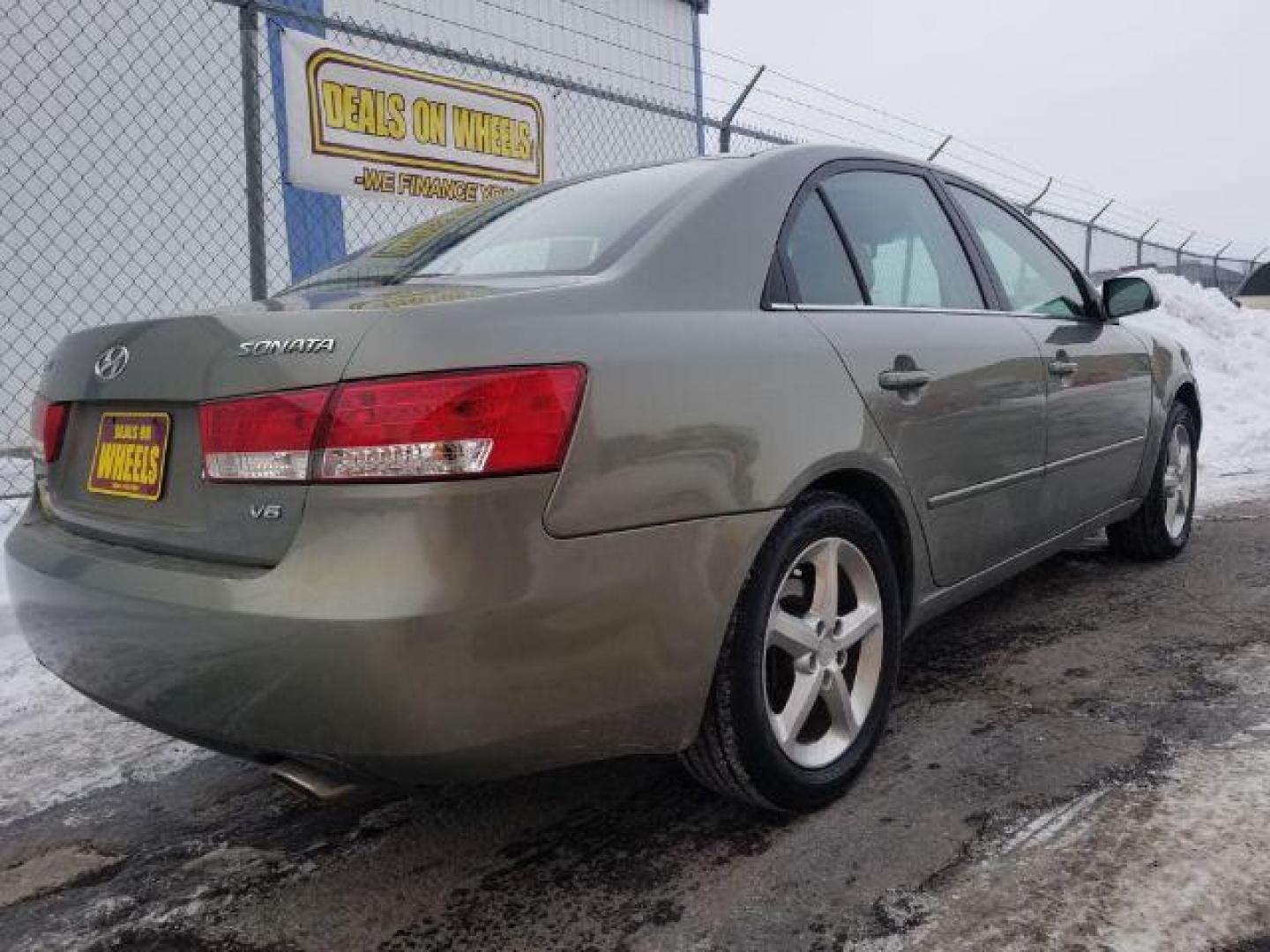 2007 Hyundai Sonata SE XM (5NPEU46F07H) with an 3.3L V6 DOHC 24V engine, 5-Speed Automatic transmission, located at 1821 N Montana Ave., Helena, MT, 59601, 0.000000, 0.000000 - Photo#4