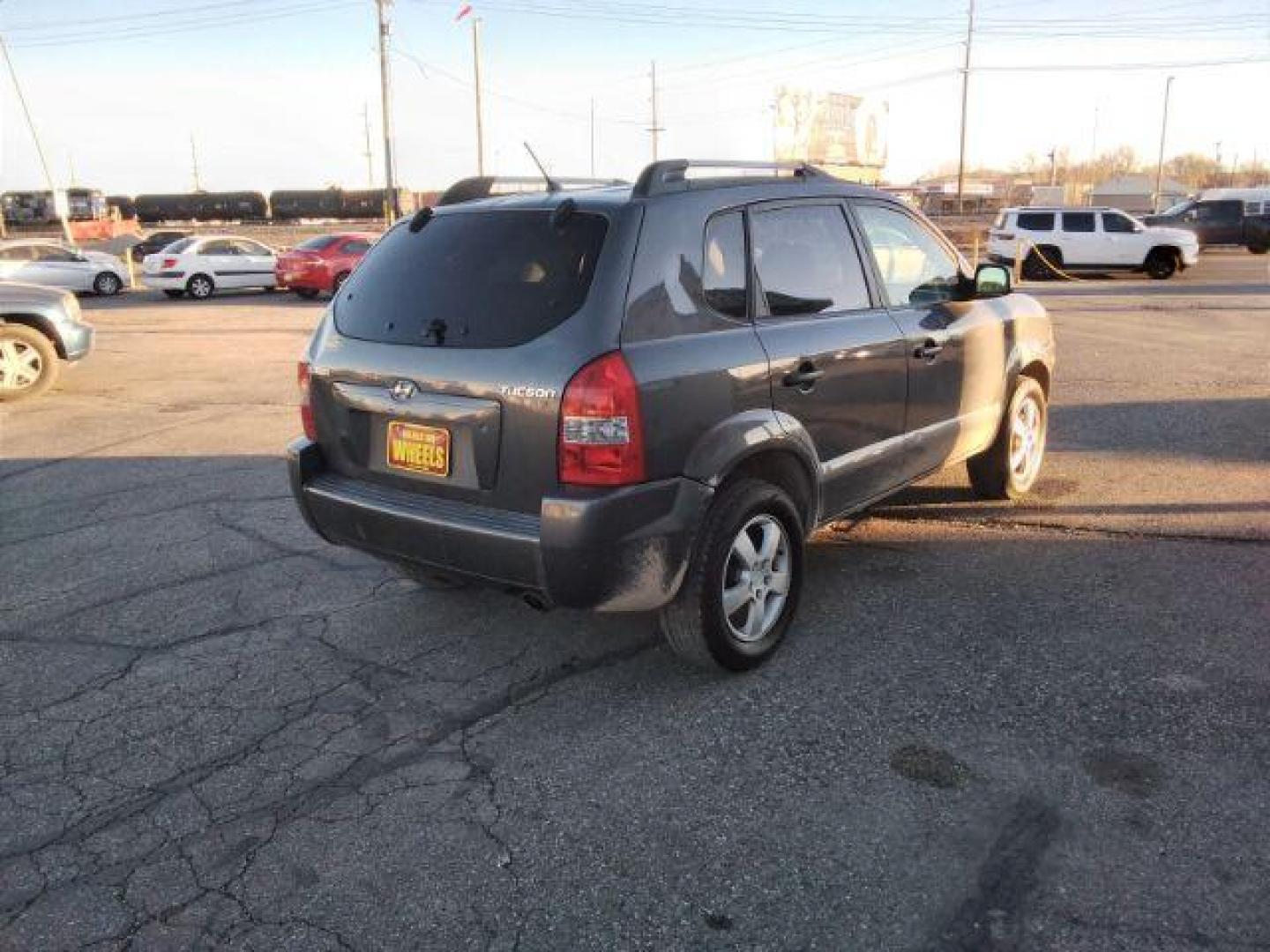 2007 Hyundai Tucson GLS 2.0 2WD (KM8JM12B67U) with an 2.0L L4 DOHC 16V engine, located at 4047 Montana Ave., Billings, MT, 59101, 45.770847, -108.529800 - Photo#6