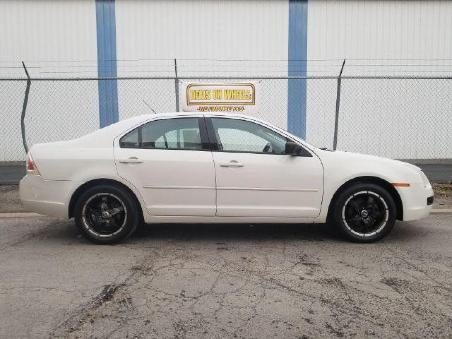 2008 Ford Fusion S (3FAHP06Z58R) with an 2.3L L4 DOHC 16V engine, located at 601 E. Idaho St., Kalispell, MT, 59901, 0.000000, 0.000000 - Photo#3