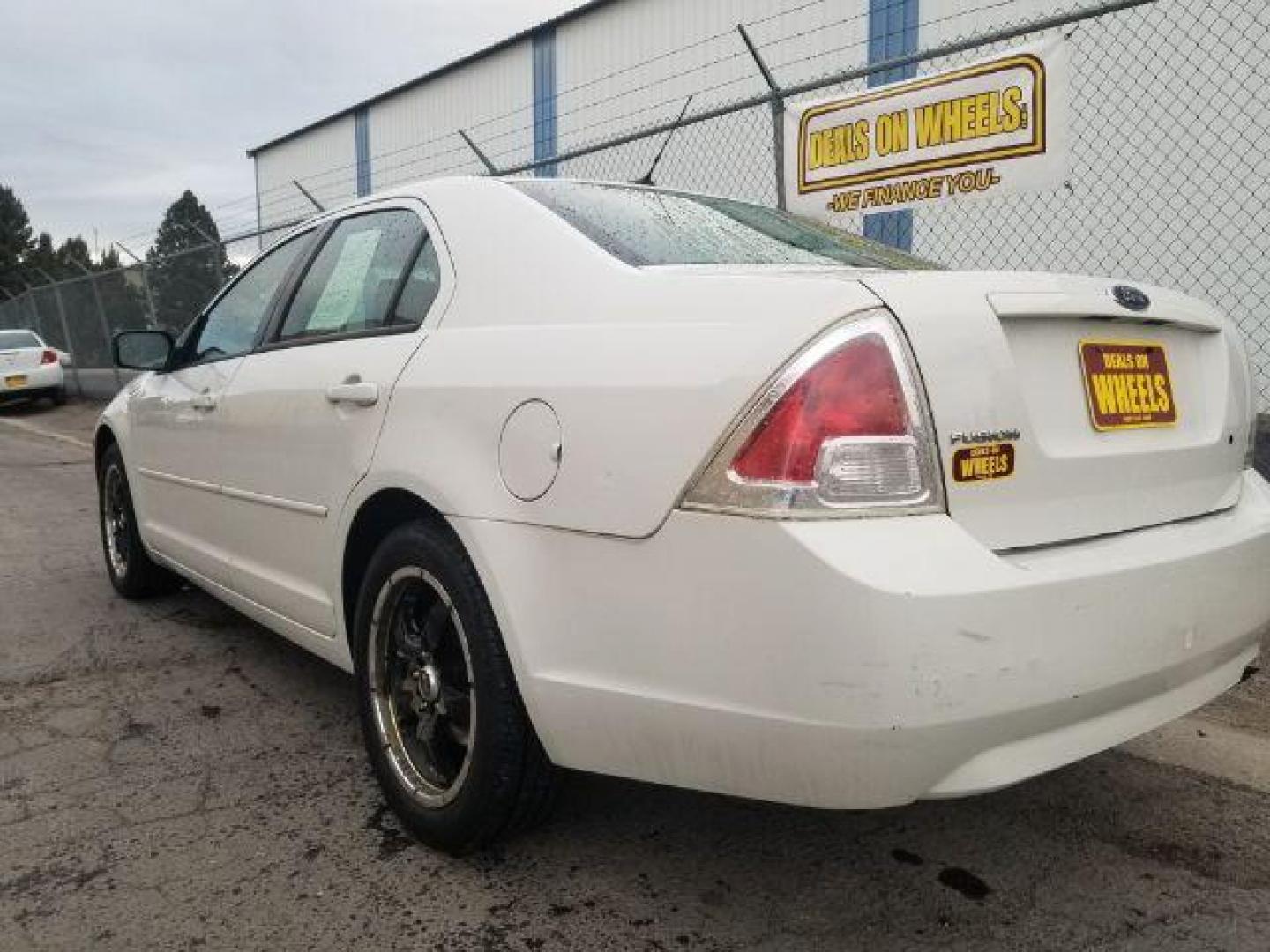 2008 Ford Fusion S (3FAHP06Z58R) with an 2.3L L4 DOHC 16V engine, located at 601 E. Idaho St., Kalispell, MT, 59901, 0.000000, 0.000000 - Photo#5