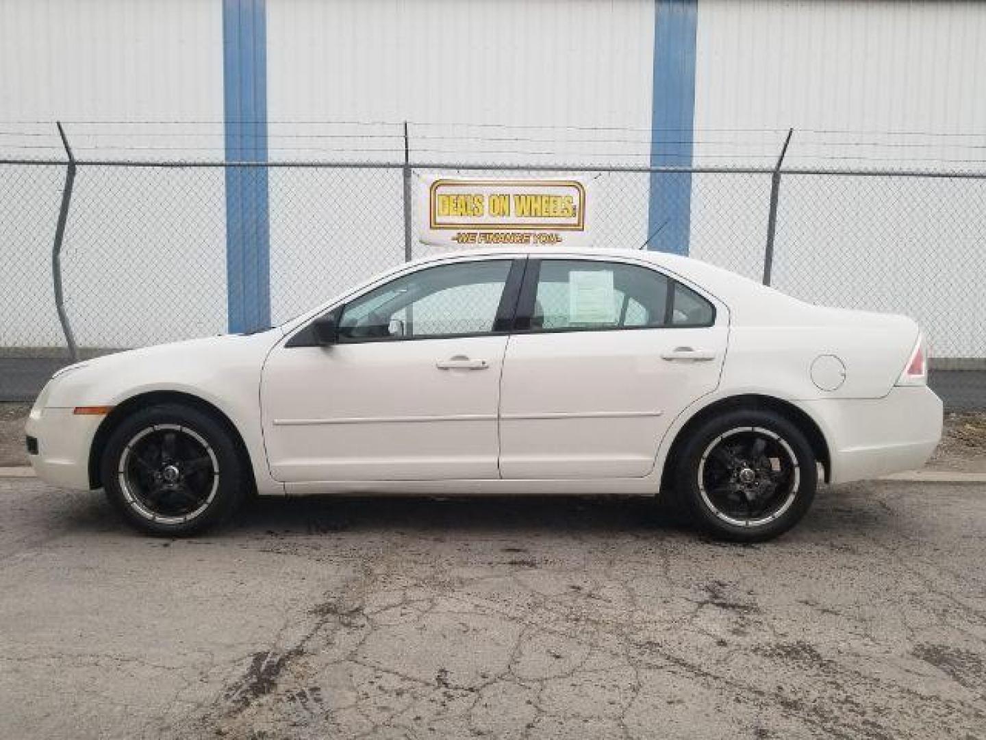 2008 Ford Fusion S (3FAHP06Z58R) with an 2.3L L4 DOHC 16V engine, located at 601 E. Idaho St., Kalispell, MT, 59901, 0.000000, 0.000000 - Photo#6