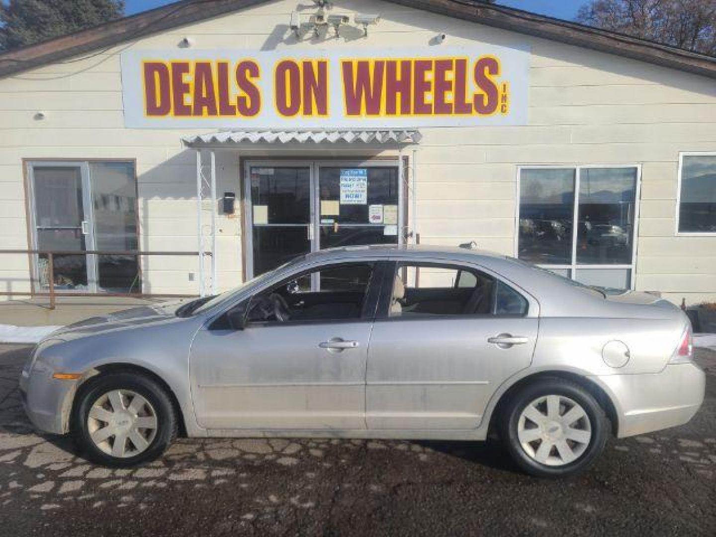 2008 Ford Fusion S (3FAHP06Z58R) with an 2.3L L4 DOHC 16V engine, located at 4047 Montana Ave., Billings, MT, 59101, 45.770847, -108.529800 - Photo#5