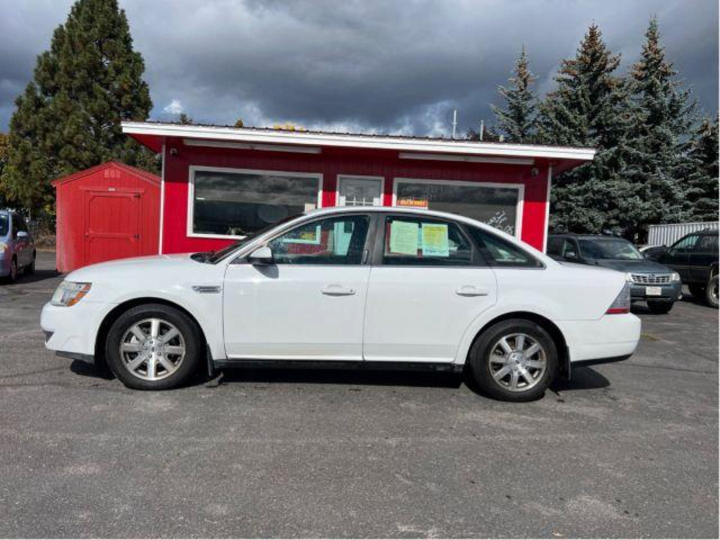 2008 Ford Taurus SEL (1FAHP24W48G) with an 3.5L V6 DOHC 24V engine, 6-Speed Automatic transmission, located at 601 E. Idaho St., Kalispell, MT, 59901, 0.000000, 0.000000 - Photo#1