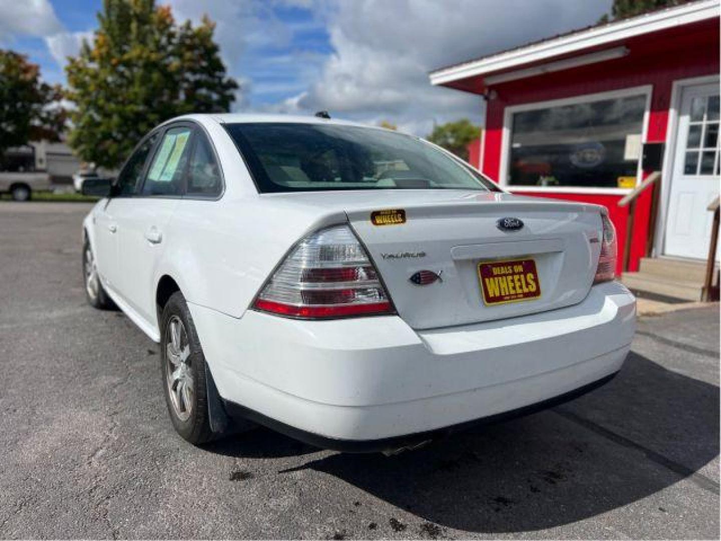 2008 Ford Taurus SEL (1FAHP24W48G) with an 3.5L V6 DOHC 24V engine, 6-Speed Automatic transmission, located at 601 E. Idaho St., Kalispell, MT, 59901, 0.000000, 0.000000 - Photo#2