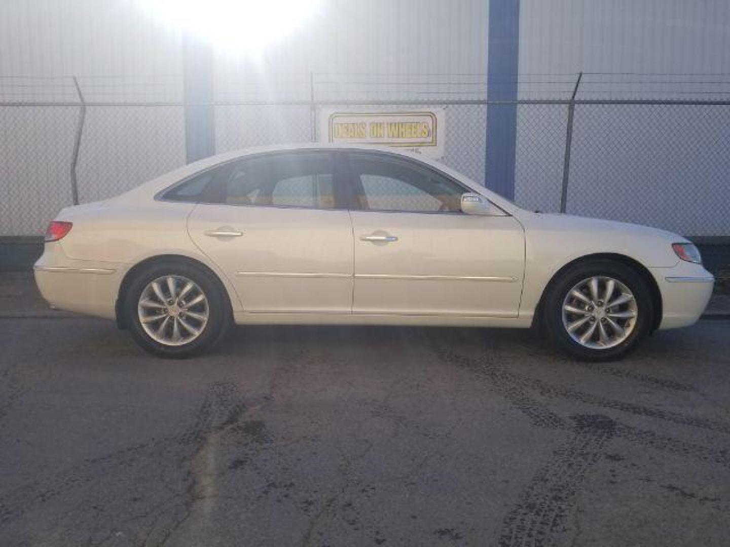 2008 Hyundai Azera Limited (KMHFC46F58A) with an 3.8L V6 DOHC 24V engine, 5-Speed Automatic transmission, located at 4801 10th Ave S,, Great Falls, MT, 59405, 0.000000, 0.000000 - Photo#3