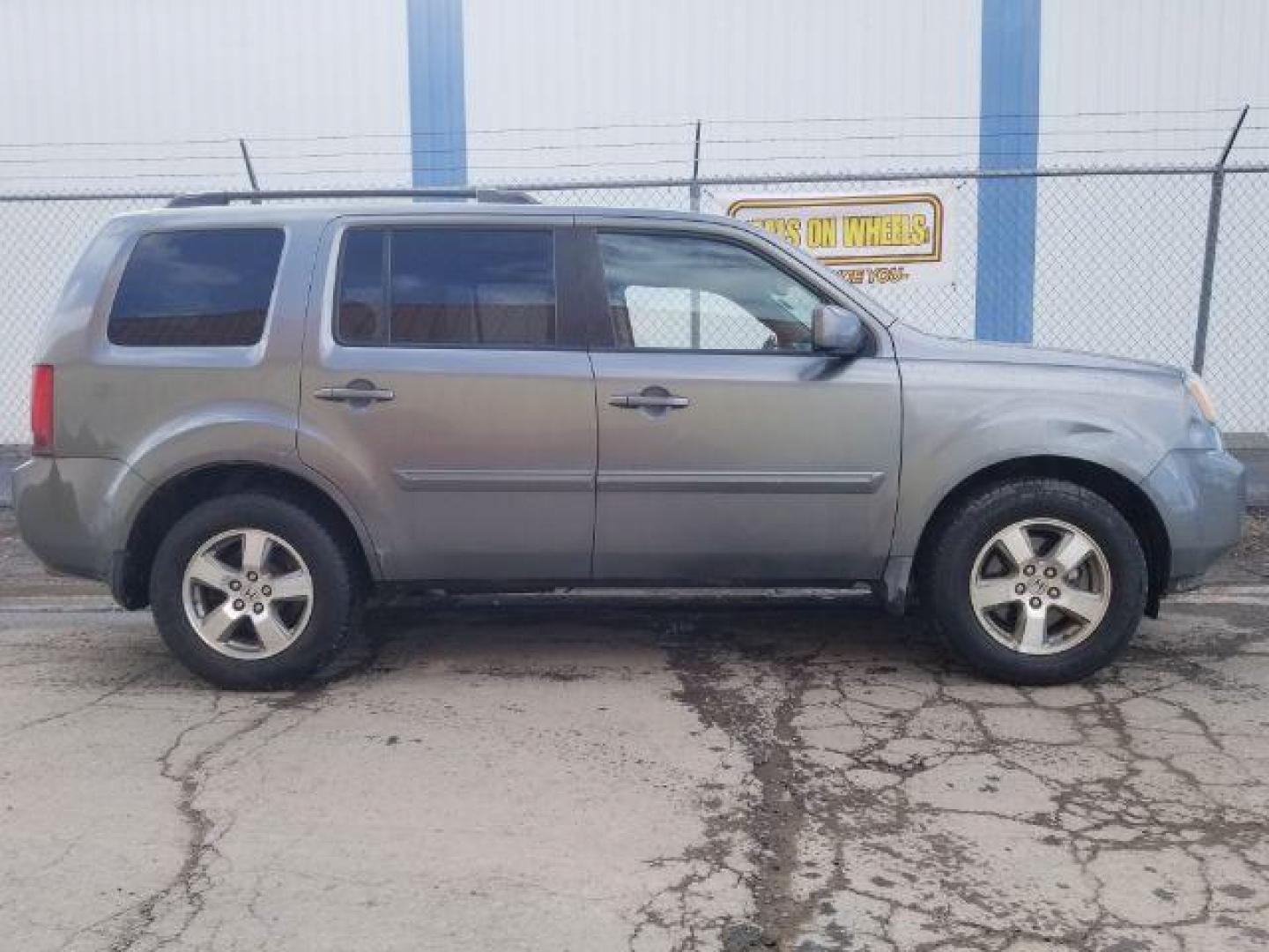 2009 Honda Pilot EX-L 4WD (5FNYF48589B) with an 3.5L V6 SOHC 24V engine, 5-Speed Automatic transmission, located at 1800 West Broadway, Missoula, 59808, (406) 543-1986, 46.881348, -114.023628 - Photo#3