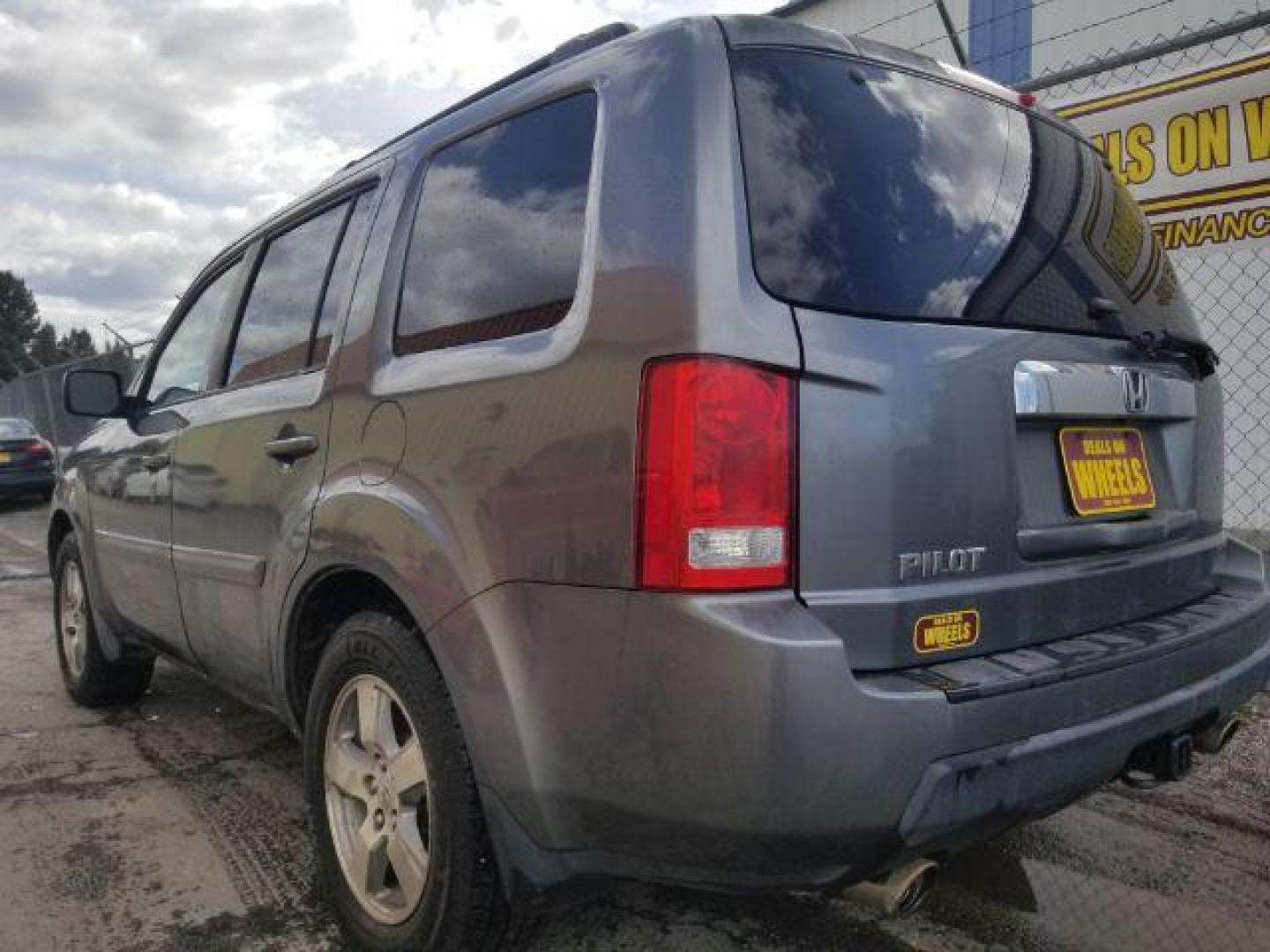 2009 Honda Pilot EX-L 4WD (5FNYF48589B) with an 3.5L V6 SOHC 24V engine, 5-Speed Automatic transmission, located at 1800 West Broadway, Missoula, 59808, (406) 543-1986, 46.881348, -114.023628 - Photo#5