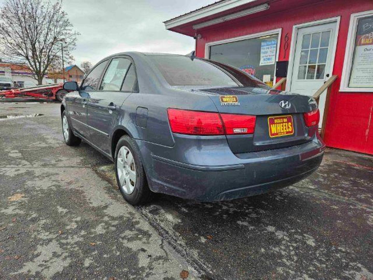 2009 Hyundai Sonata GLS (5NPET46C09H) with an 2.4L L4 DOHC 16V engine, located at 601 E. Idaho St., Kalispell, MT, 59901, 0.000000, 0.000000 - Photo#2