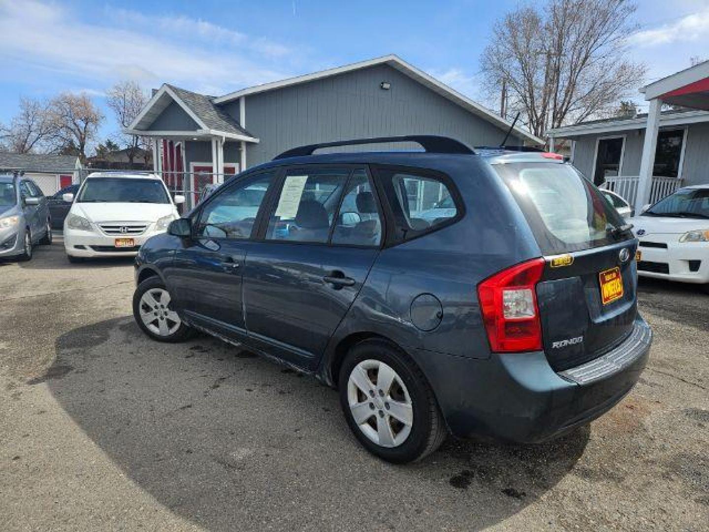 2009 Kia Rondo LX (KNAFG529097) with an 2.4L L4 DOHC 16V engine, 4-Speed Automatic transmission, located at 1821 N Montana Ave., Helena, MT, 59601, 0.000000, 0.000000 - Photo#4