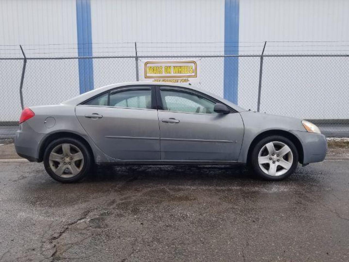 2009 Pontiac G6 Sedan (1G2ZG57BX94) with an 2.4L L4 DOHC 16V engine, 4-Speed Automatic transmission, located at 4801 10th Ave S,, Great Falls, MT, 59405, 0.000000, 0.000000 - Photo#3