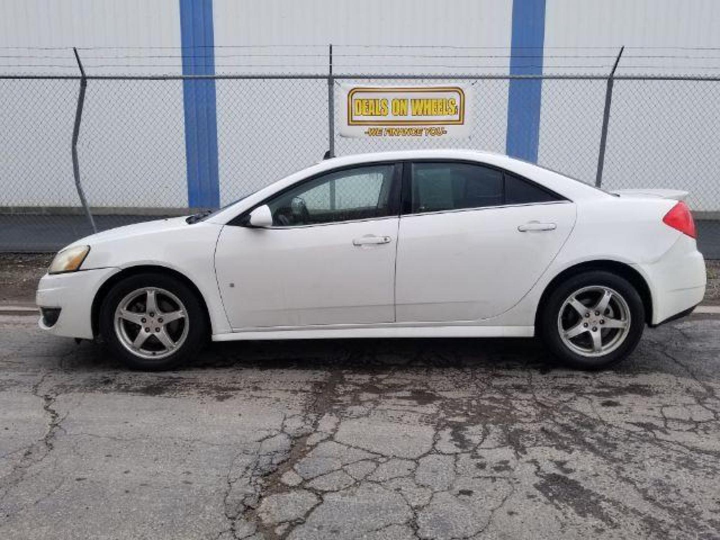 2009 Pontiac G6 Sedan (1G2ZJ57K694) with an 3.5L V6 OHV 12V engine, 4-Speed Automatic transmission, located at 601 E. Idaho St., Kalispell, MT, 59901, 0.000000, 0.000000 - Photo#2