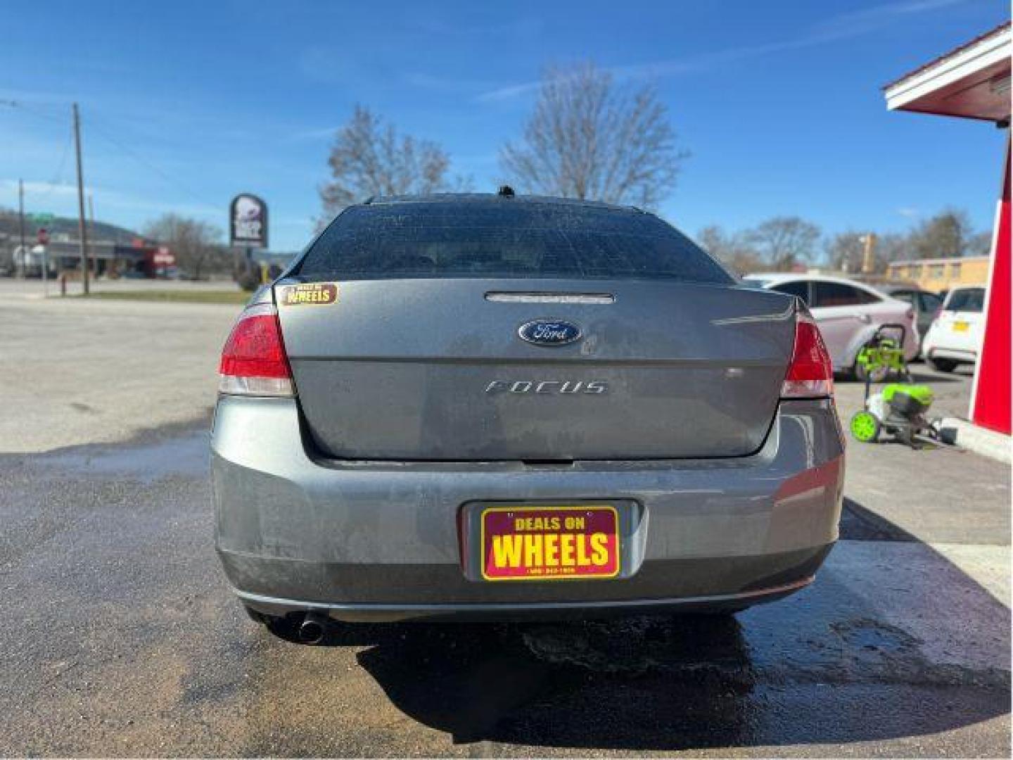 2011 Ford Focus SE Sedan (1FAHP3FN1BW) with an 2.0L L4 DOHC 16V engine, located at 601 E. Idaho St., Kalispell, MT, 59901, 0.000000, 0.000000 - Photo#3