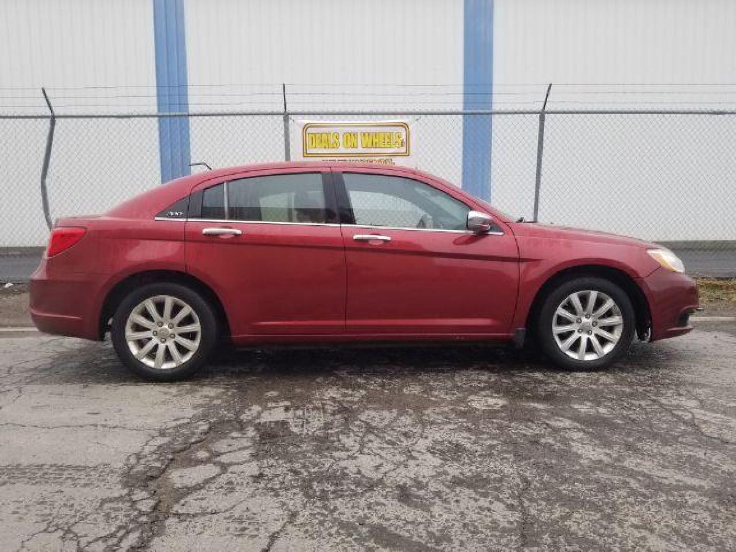 2013 Chrysler 200 Limited (1C3CCBCG7DN) with an 3.6L V6 DOHC 24V FFV engine, 6-Speed Automatic transmission, located at 601 E. Idaho St., Kalispell, MT, 59901, 0.000000, 0.000000 - Photo#3