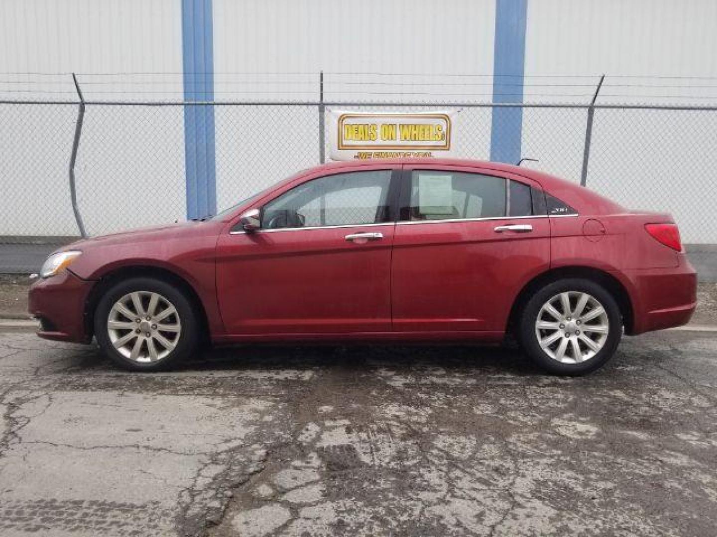 2013 Chrysler 200 Limited (1C3CCBCG7DN) with an 3.6L V6 DOHC 24V FFV engine, 6-Speed Automatic transmission, located at 601 E. Idaho St., Kalispell, MT, 59901, 0.000000, 0.000000 - Photo#6